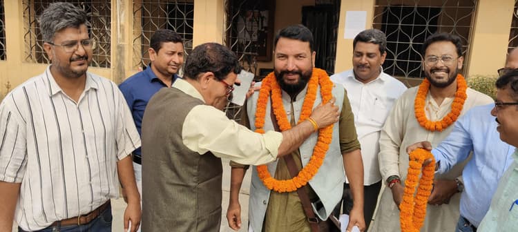 डॉ अनिल ने दो सेटों में किया नामांकन