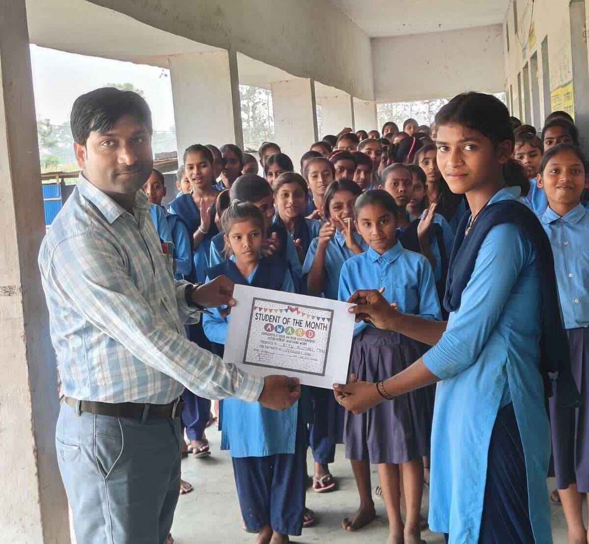 गांधी उच्च विद्यालय में ऋतु बनीं स्टूडेंट ऑफ द मंथ, मिला पुरस्कार