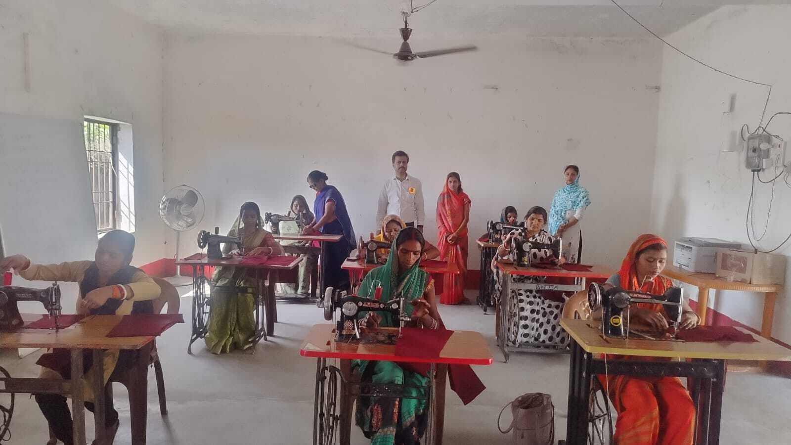 जीविका दीदी के सिलाई किये ड्रेस को पहनेंगे आंगनबाड़ी केंद्र के बच्चे