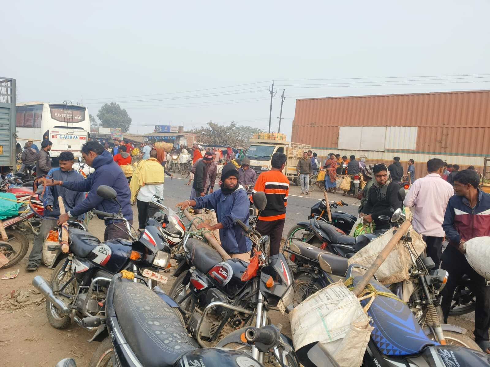 भुइयांडीह बाजार में सुविधा नहीं, बिचौलियों की मनमानी से परेशान हैं किसान