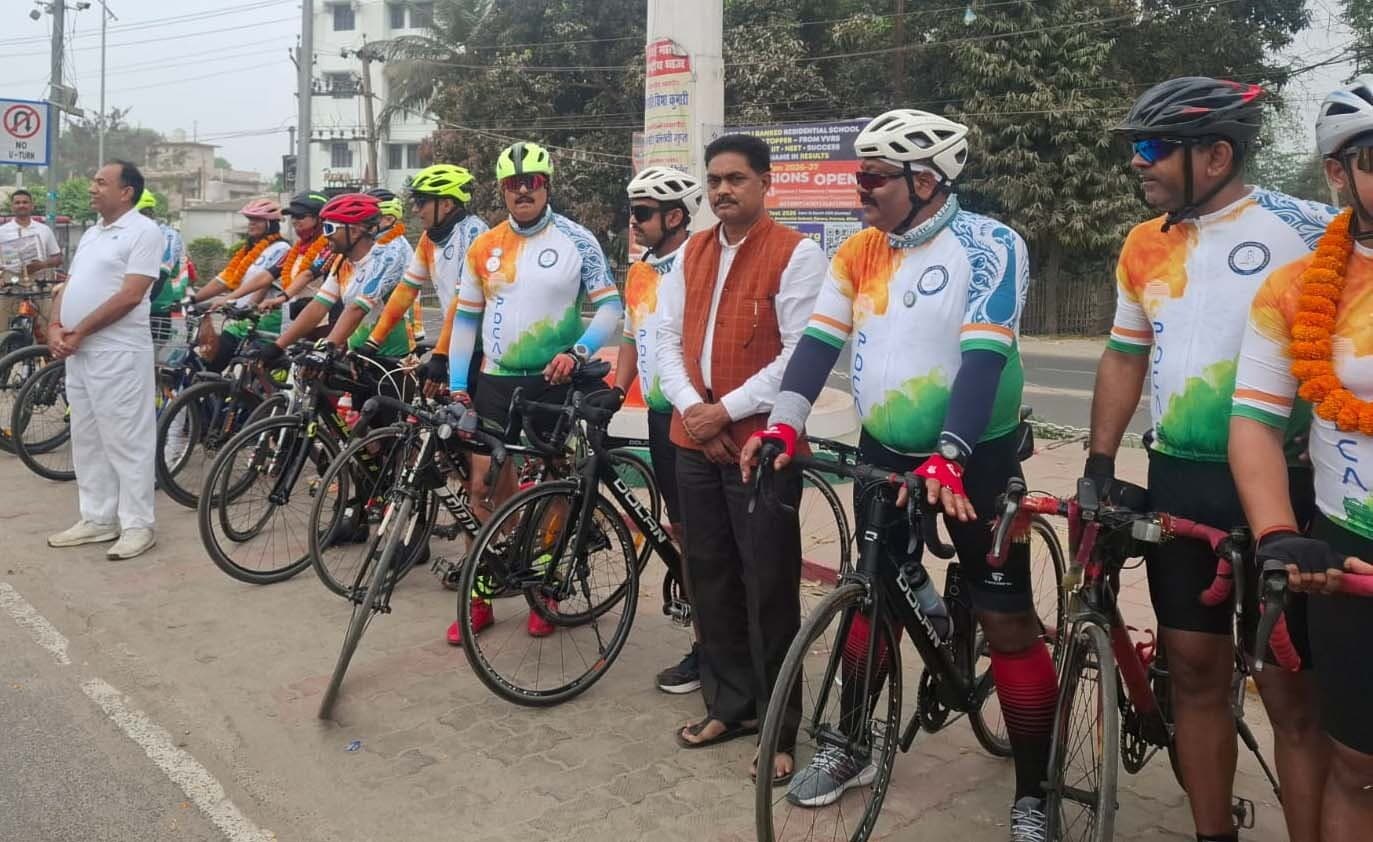 सैनिकों के सम्मान में साइकिलिस्टों की 10 सदस्यीय टीम तवांग के लिए रवाना