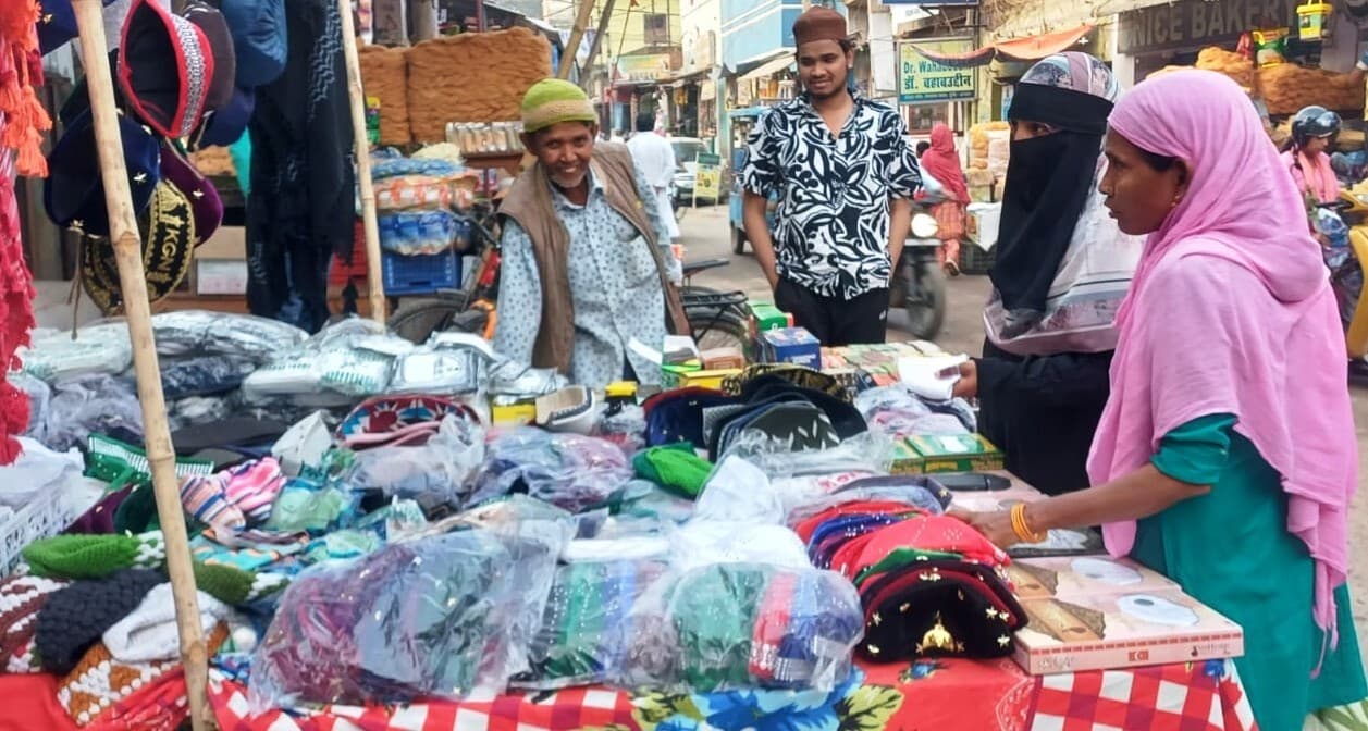 ईद को लेकर खजुर, इत्र, टोपी, कपड़ा, शृंगार प्रसाधन के साथ ही सेवई की जमकर हो रही खरीदारी