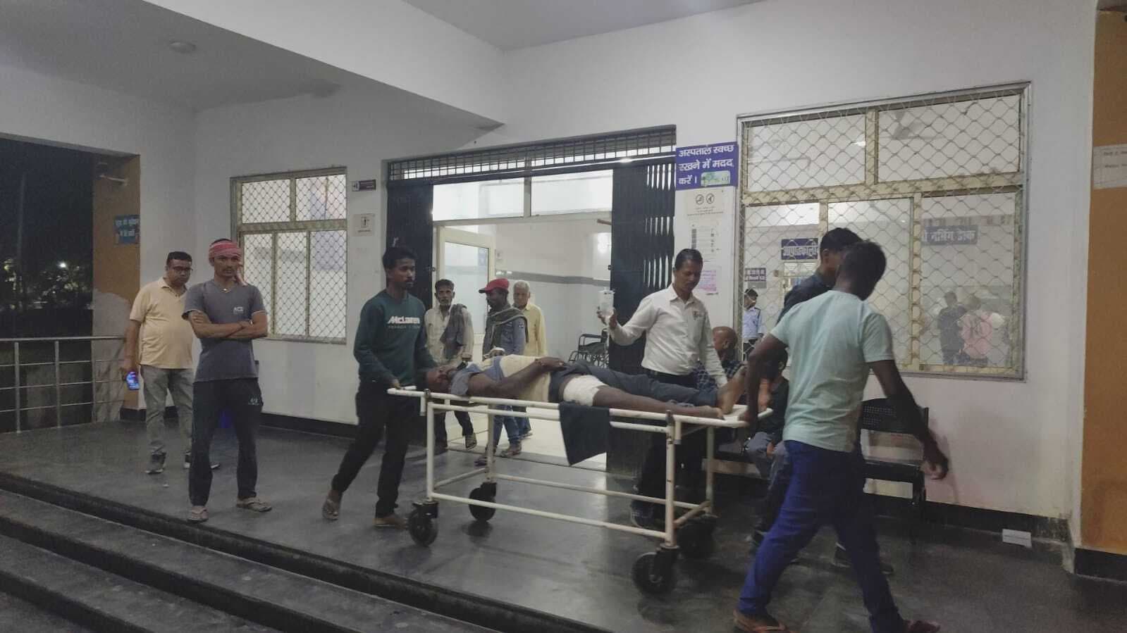 कार व बाइक में टक्कर, तीन लोग घायल, एक की हालत गंभीर