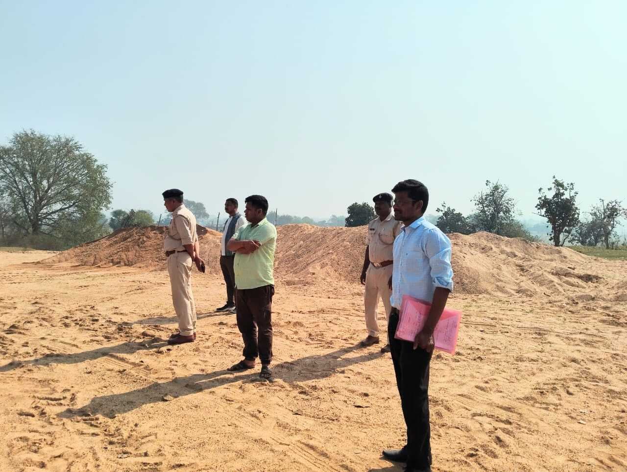 बिंदापाथर में अवैध रूप से भंडारित बालू व पांच हाइवा जब्त