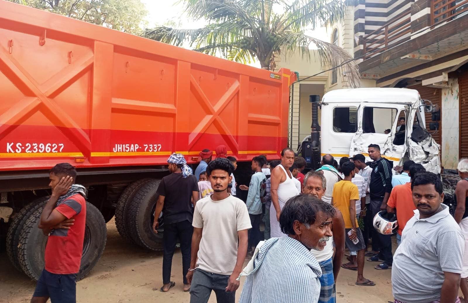 दो ट्रकों की टक्कर में एक ट्रक घर में घुसा, बाल-बाल बचे परिजन