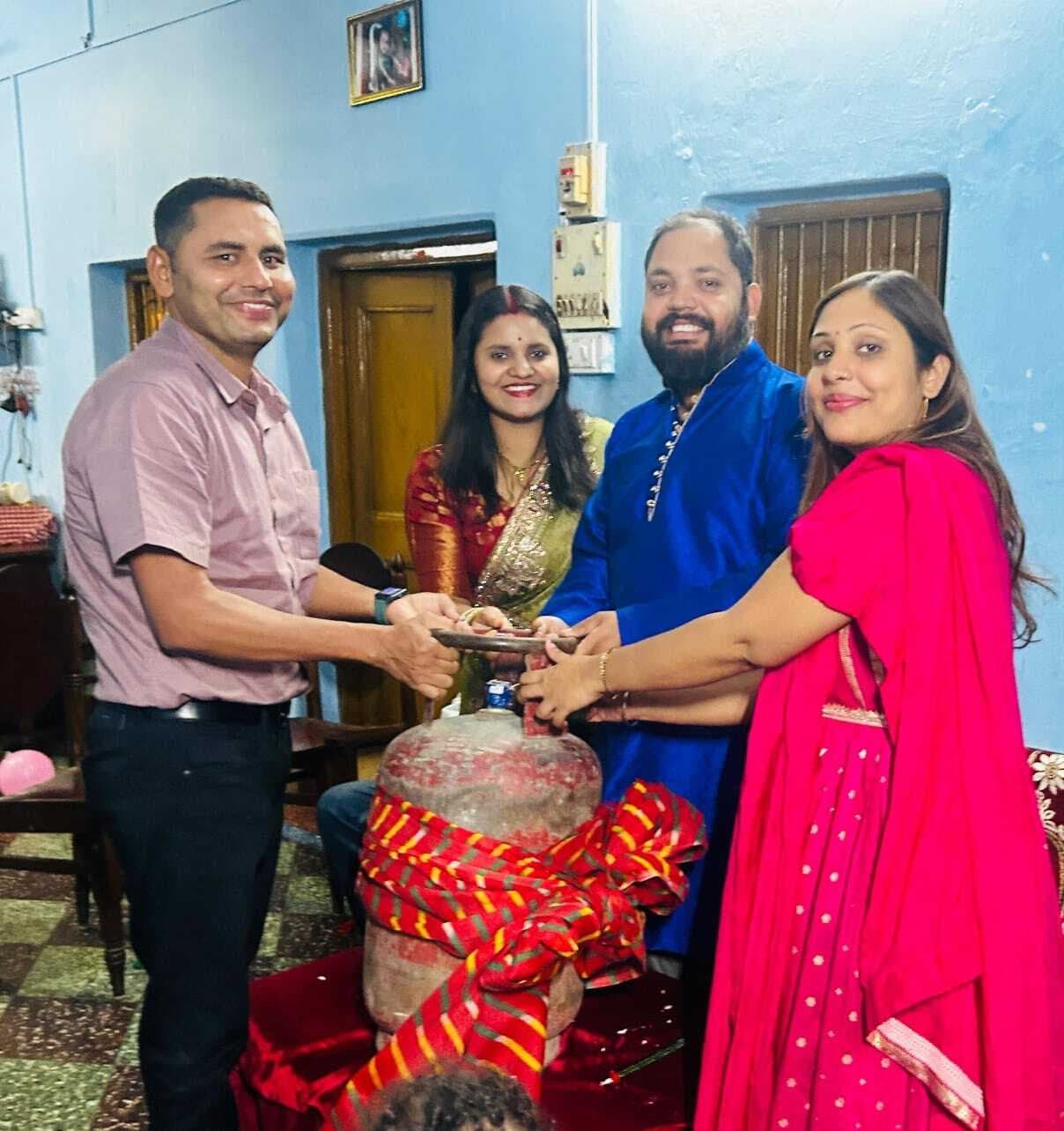 शादी की सालगिरह पर बहन-बहनोई ने गिफ्ट में दिया गैस सिलिंडर