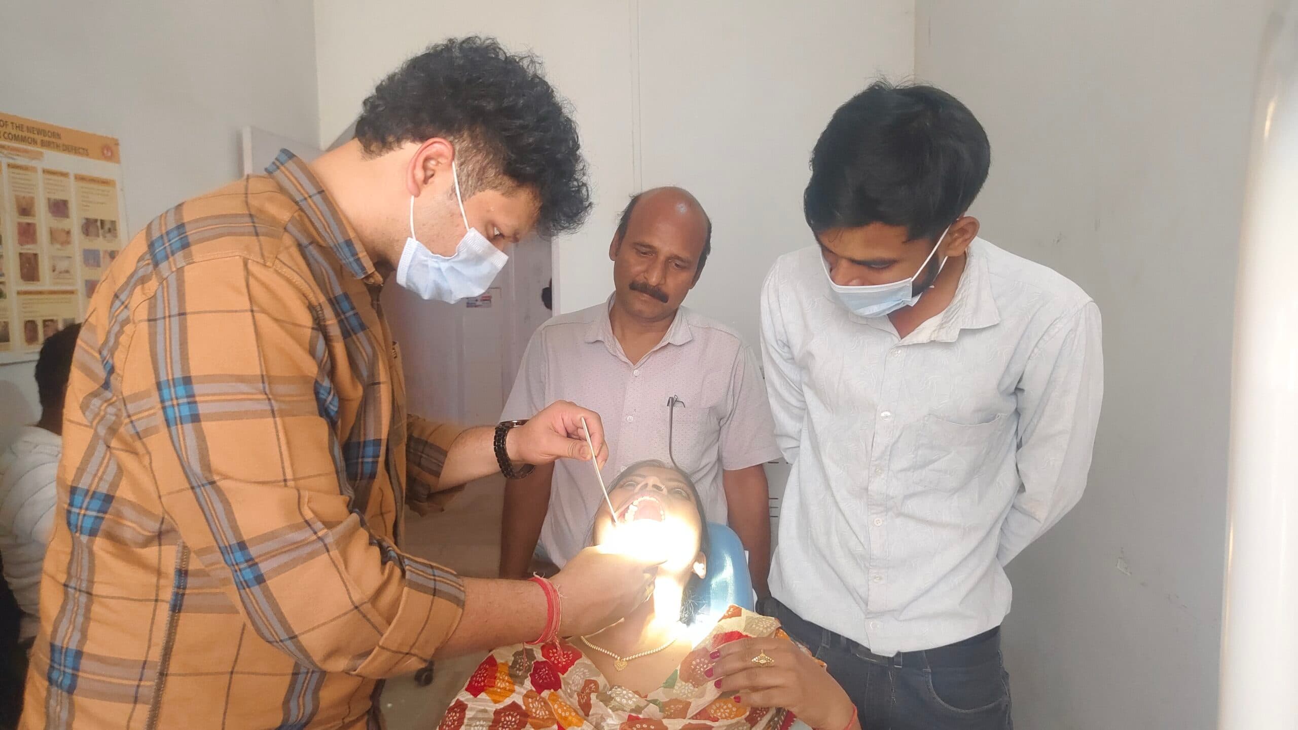 पालोजोरी सीएचसी में स्वास्थ्य कर्मियों का हुआ ओरल स्क्रीनिंग