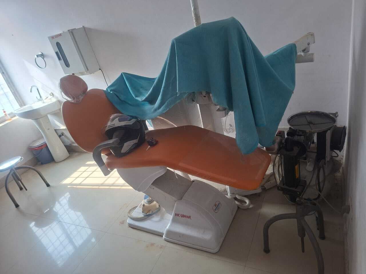 चार वर्षों से दंत चिकित्सक का पद खाली, धूल फांक रहे उपकरण