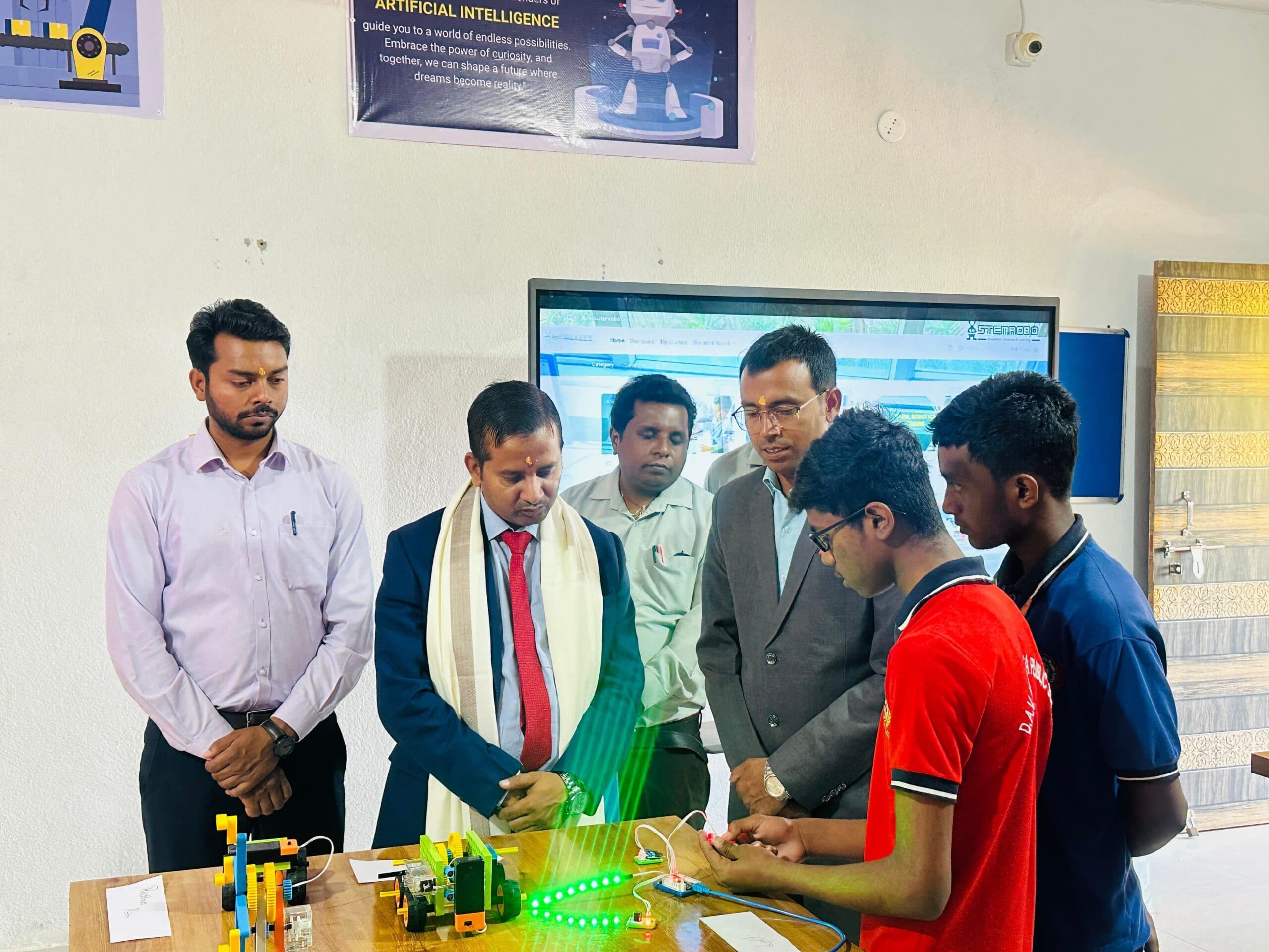 डीएवी विवेकानंद पब्लिक स्कूल में एआइ व रोबोटिक्स लैब का उदघाटन