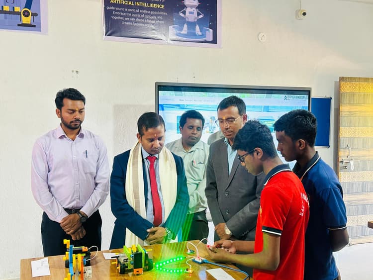 डीएवी विवेकानंद पब्लिक स्कूल में एआइ व रोबोटिक्स लैब का उदघाटन