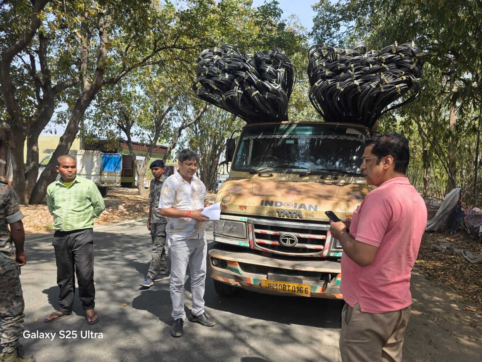 Giridih News :डीटीओ ने सरिया व खोरीमहुआ में चलाया विशेष जांच अभियान