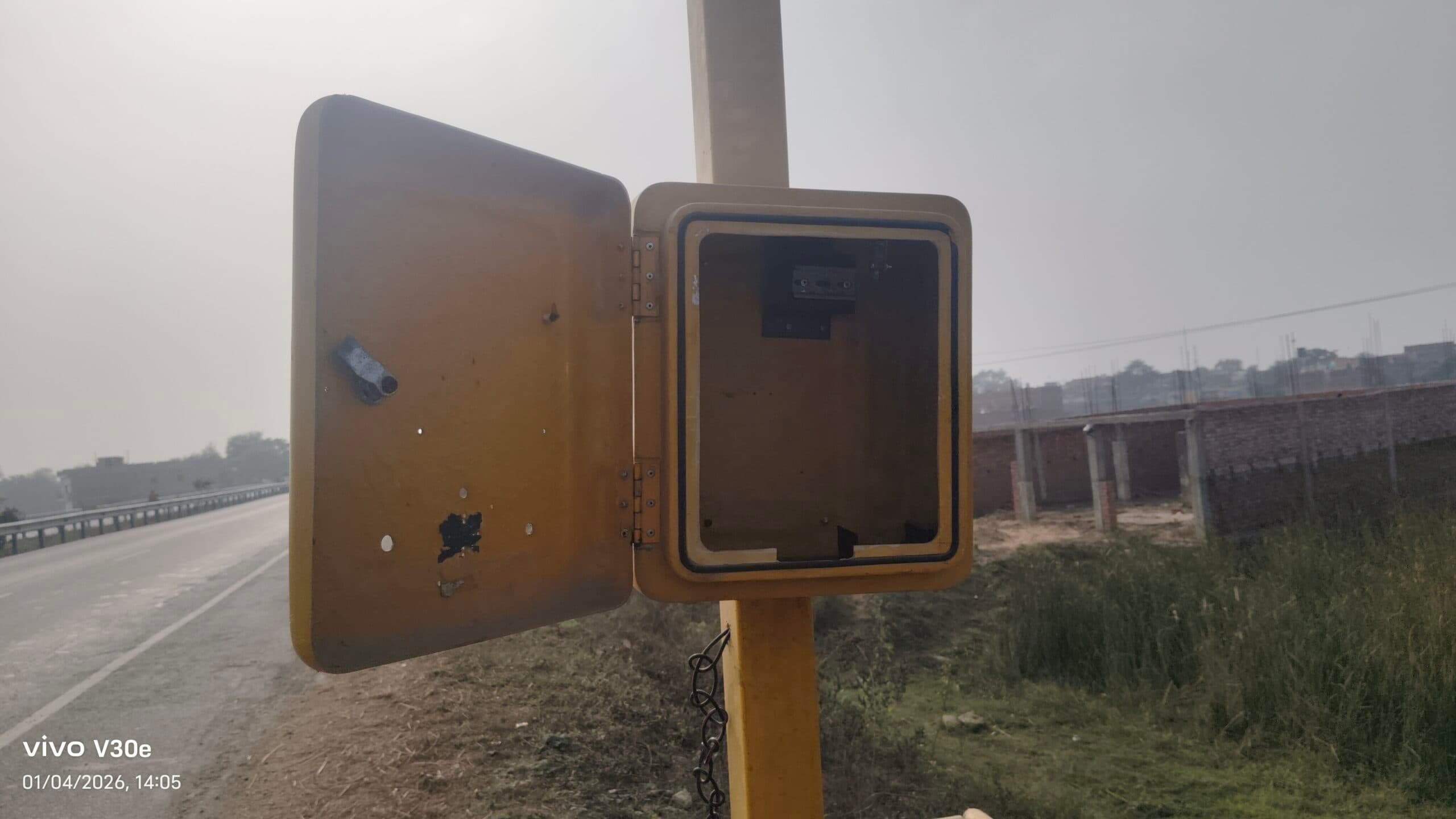 एनएच 319 के किनारे शोपीस बनीं एसओएस मशीनें, राहगीरों की सुरक्षा दांव पर