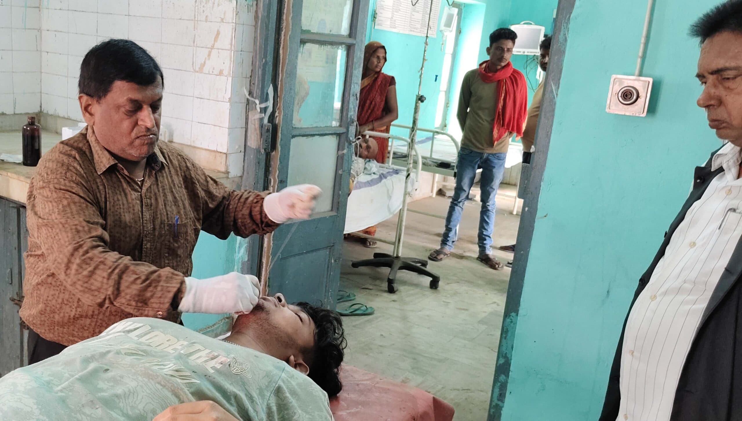 सड़क पर बच्चे के दौड़ने से बाइक सवार युवक घायल