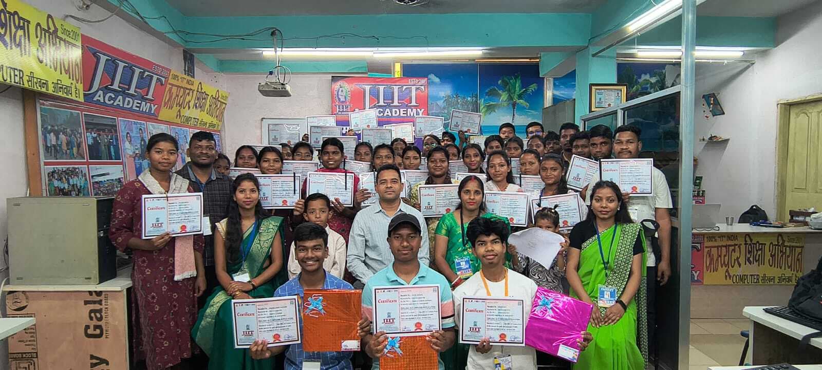 विद्यार्थियों के बीच प्रमाण पत्र का किया गया वितरण