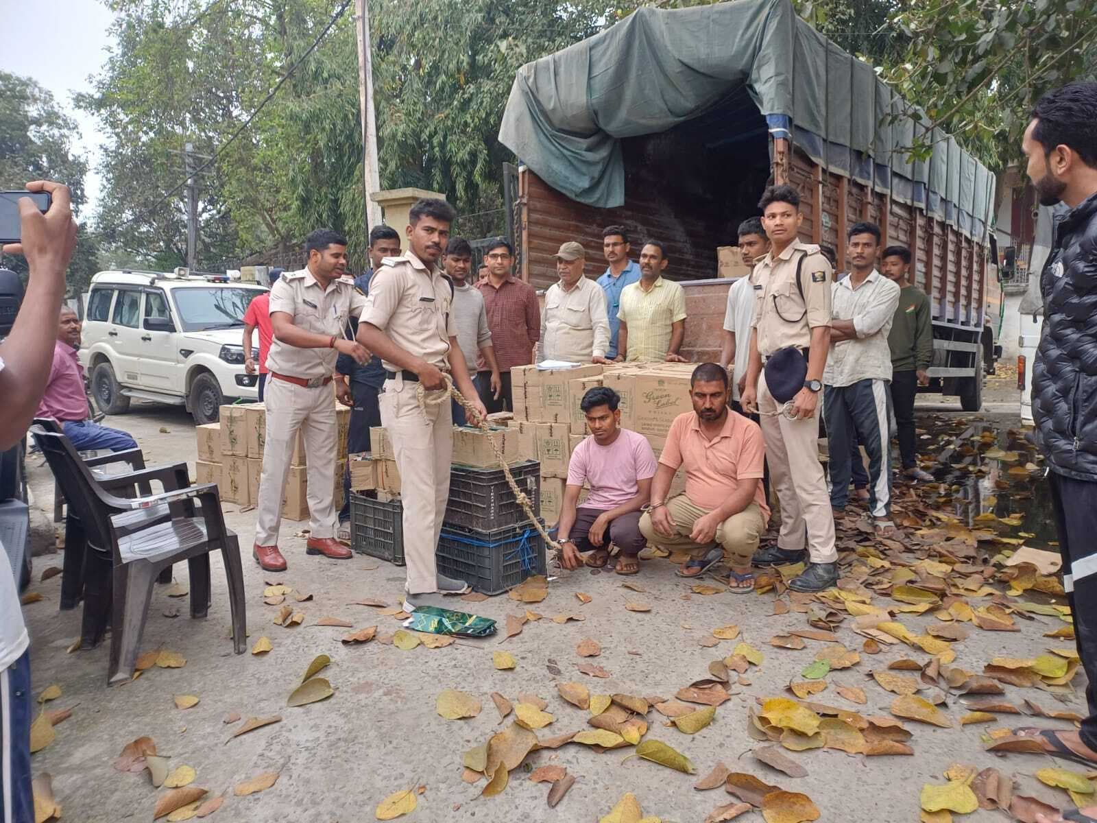 ट्रक से 1152 लीटर विदेशी शराब बरामद, दो तस्कर गिरफ्तार