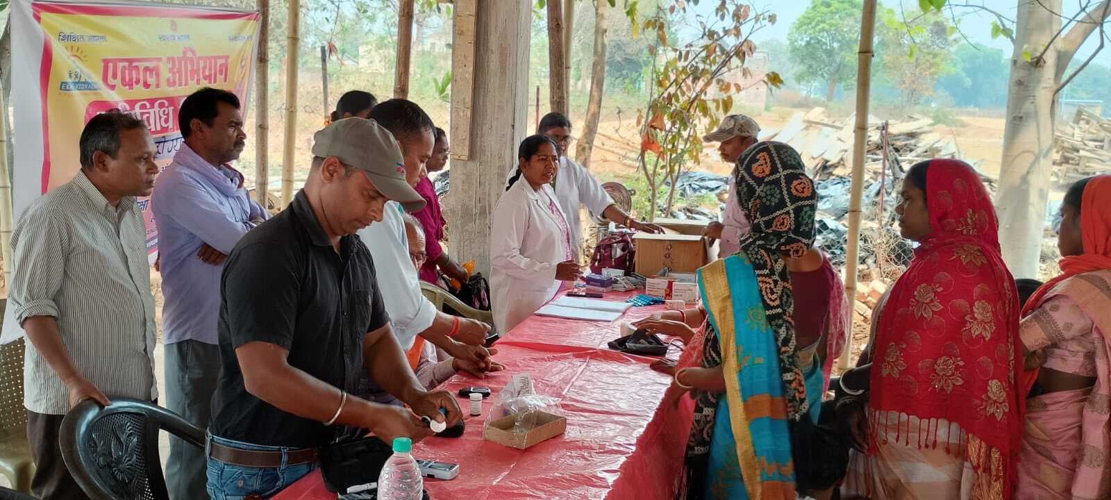 चिकित्सा शिविर में मरीजों की जांच