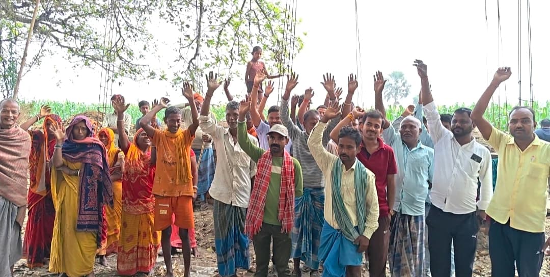 बलुआ बैरगाछी गांव काली मंदिर प्रांगण हो रहे हवामहल निर्माण में संवेदक की मनमानी से ग्रामीणों में आक्रोश, किया प्रदर्शन