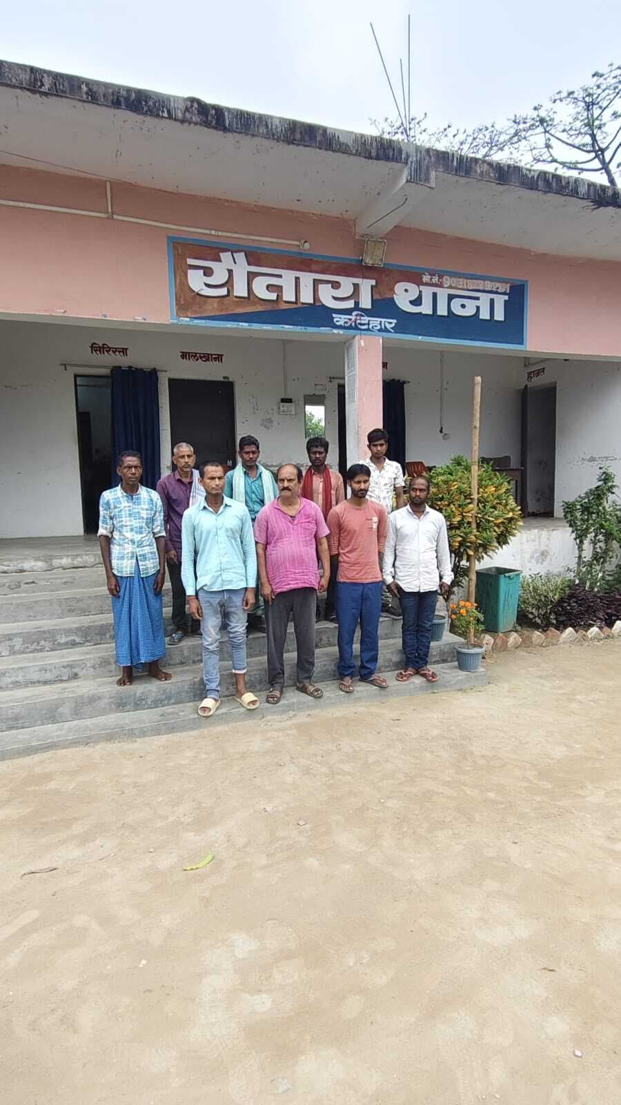 शराब पीने के आरोप में नौ लोग गिरफ्तार