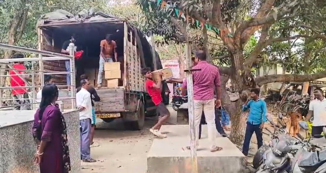 शराब विनष्टिकरण के दौरान नाबालिगों से काम कराने का वीडियो वायरल