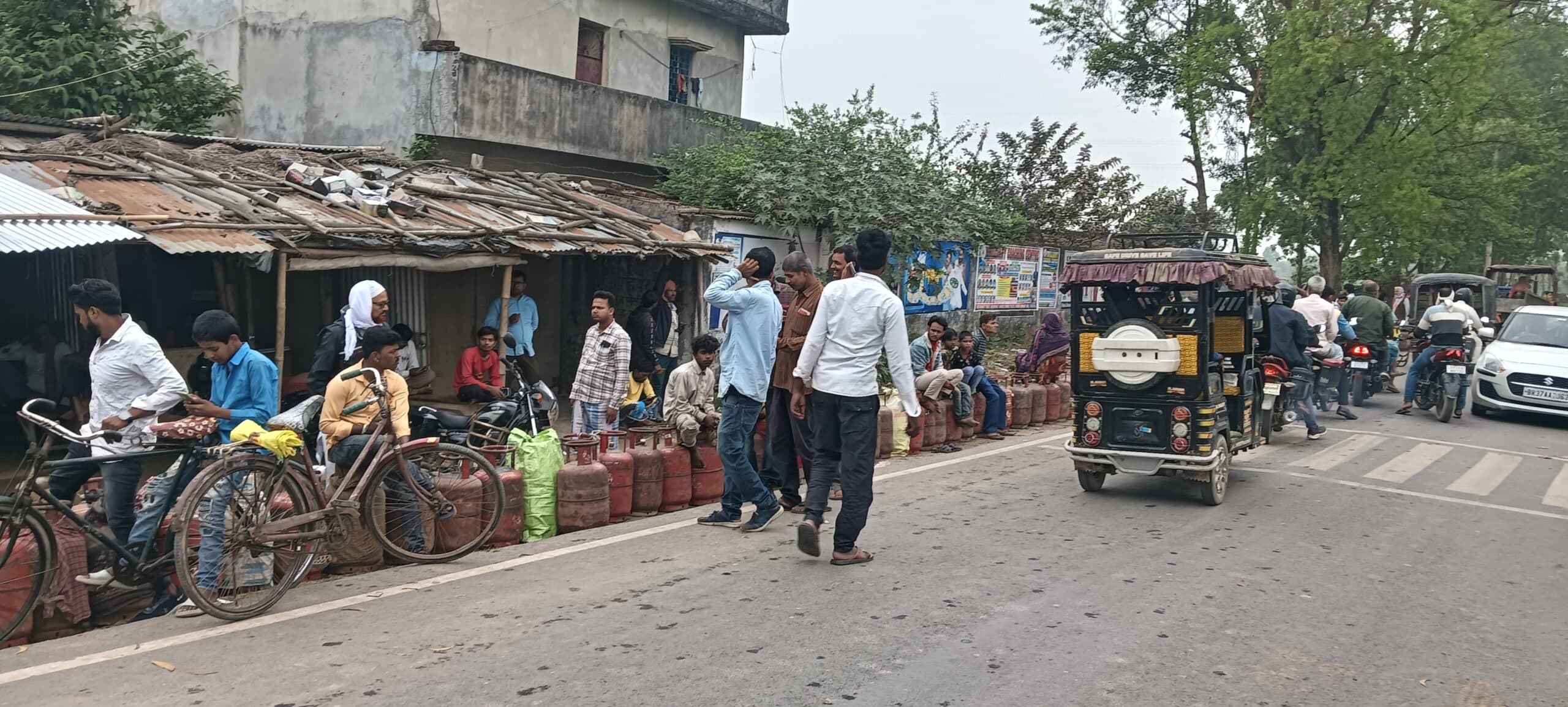 पलासी में गैस गोदाम पर लग रही लंबी लाइन