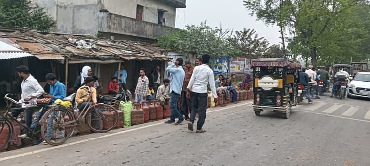 पलासी में गैस गोदाम पर लग रही लंबी लाइन