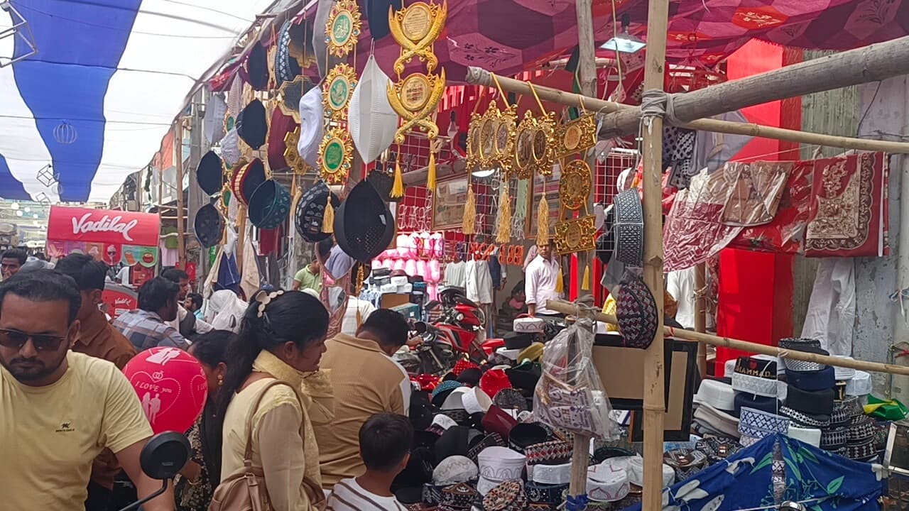 ईद-उल-फितर के पर्व की तैयारी को लेकर बाजारों में उमड़े लोग