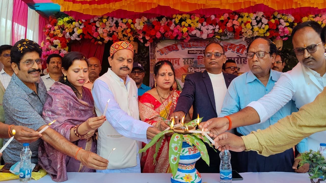 सेवानिवृत्त प्रधानाध्यापक को समारोह पूर्वक दी गयी विदाई