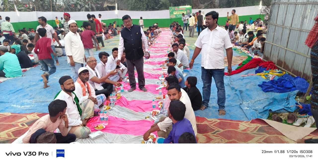 इफ्तार पार्टी में सम्मिलित होकर गंगा जमुनी तहजीब की मिसाल किया पेश