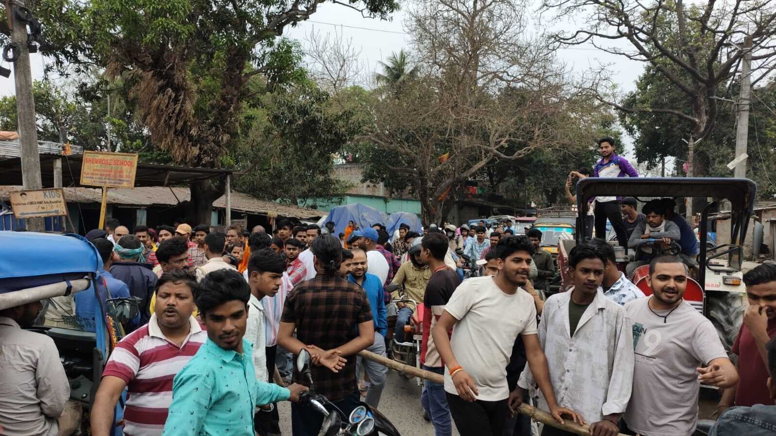 सड़क-नाला निर्माण न होने पर लोग सड़कों पर उतरे, मुख्य मार्ग जाम