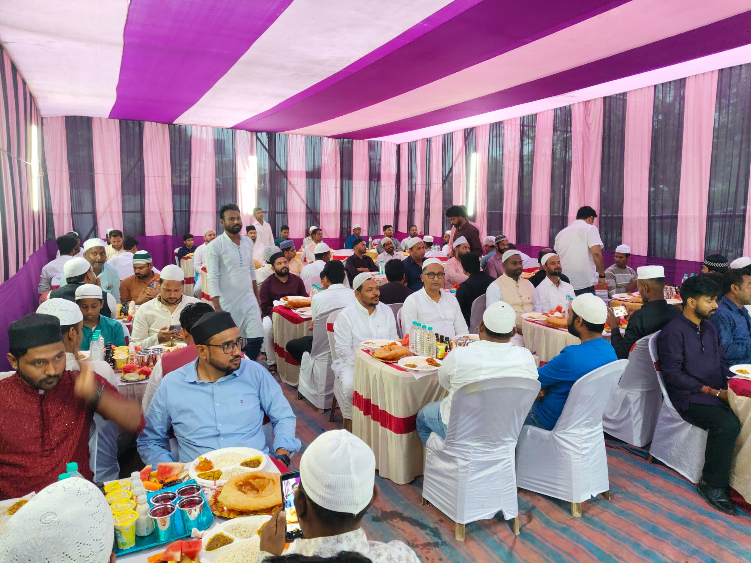 दावत-ए-इफ्तार में दिखा सांप्रदायिक सौहार्द का माहौल
