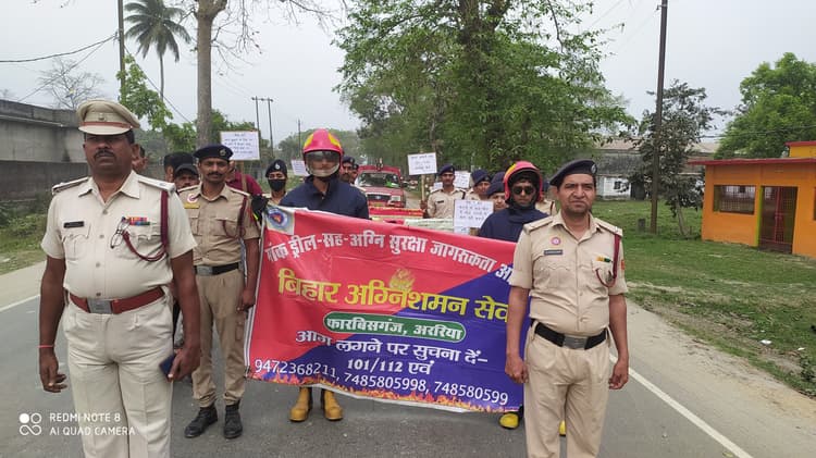 अग्निशमन कर्मियों ने निकली जागरूकता रैली