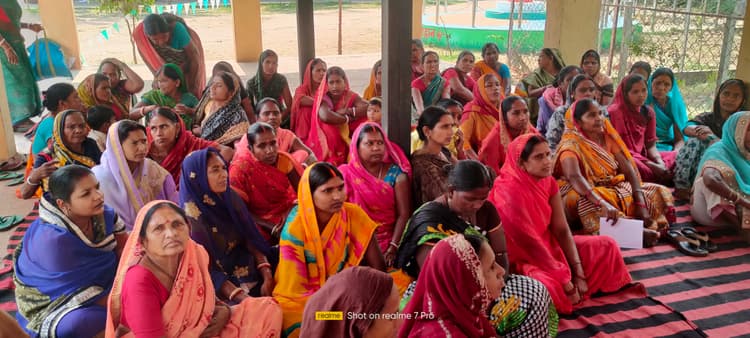 मानदेय बढ़ाने की मांग को लेकर रसोइयों की चर्चा