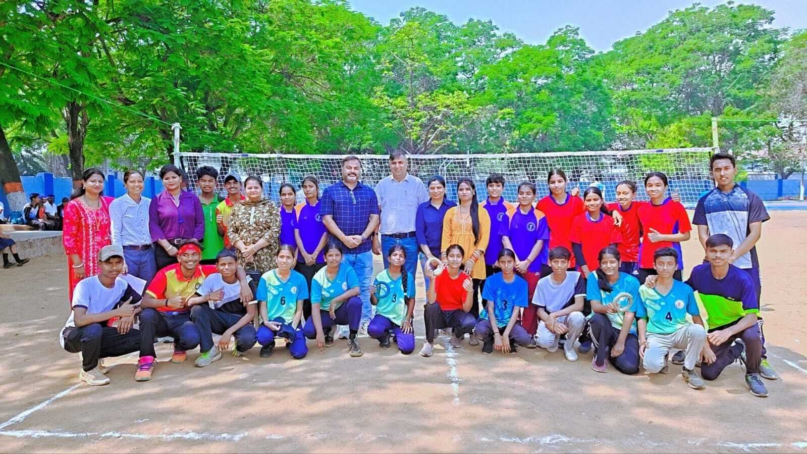 Inter school tenikoit tournament concluded : आंध्रा स्कूल और शिक्षा निकेतन की टीम बनी चैंपियन