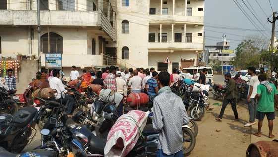 गोड्डा में रसोई गैस न मिलने से आक्रोशित उपभोक्ताओं ने किया प्रदर्शन, किया सड़क जाम