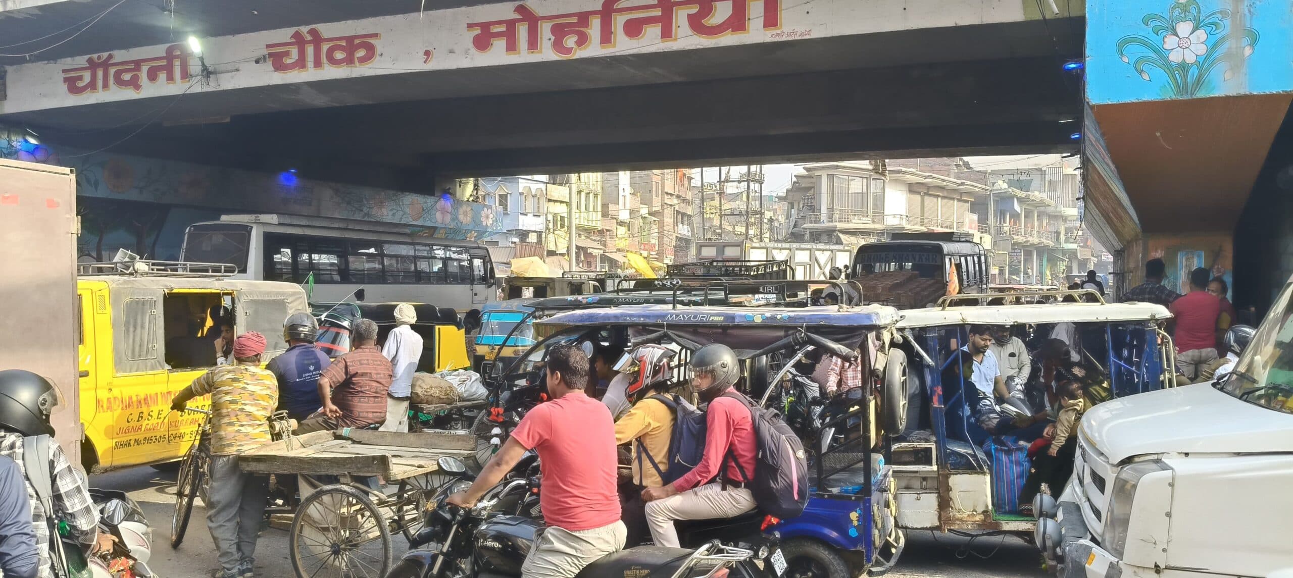 चांदनी चौक पर लगा भीषण जाम, बेबस नजर आये स्कूली बच्चे