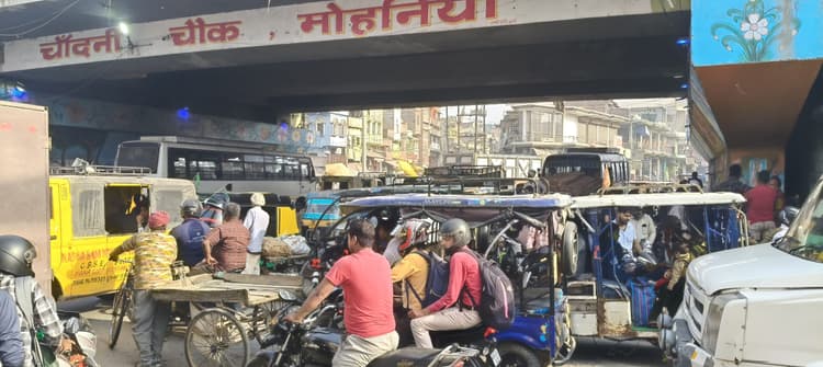 चांदनी चौक पर लगा भीषण जाम, बेबस नजर आये स्कूली बच्चे