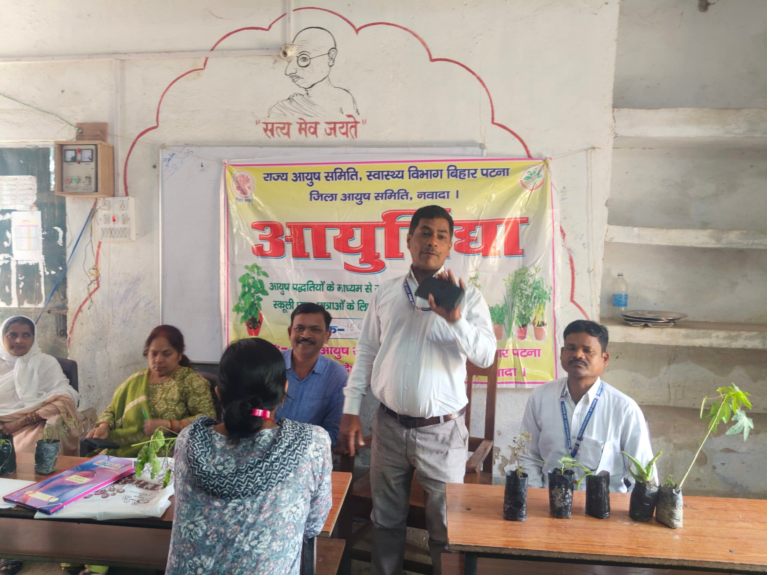 बच्चों को मोबाइल और जंक फूड से बचने की सलाह