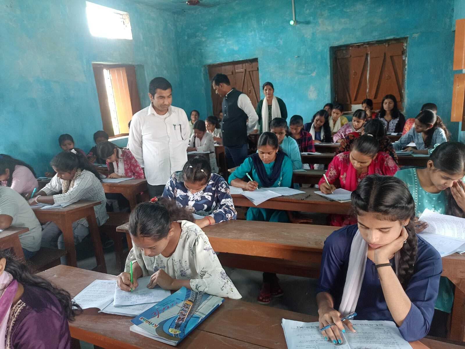 मधुराम प्लस टू विद्यालय ग्वालपाड़ा में 11वीं की वार्षिक परीक्षा शुरू