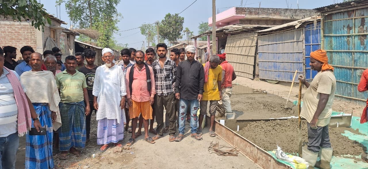 सड़क निर्माण में ग्रामीणों ने संवेदक पर लगाया अनियमितता का आरोप