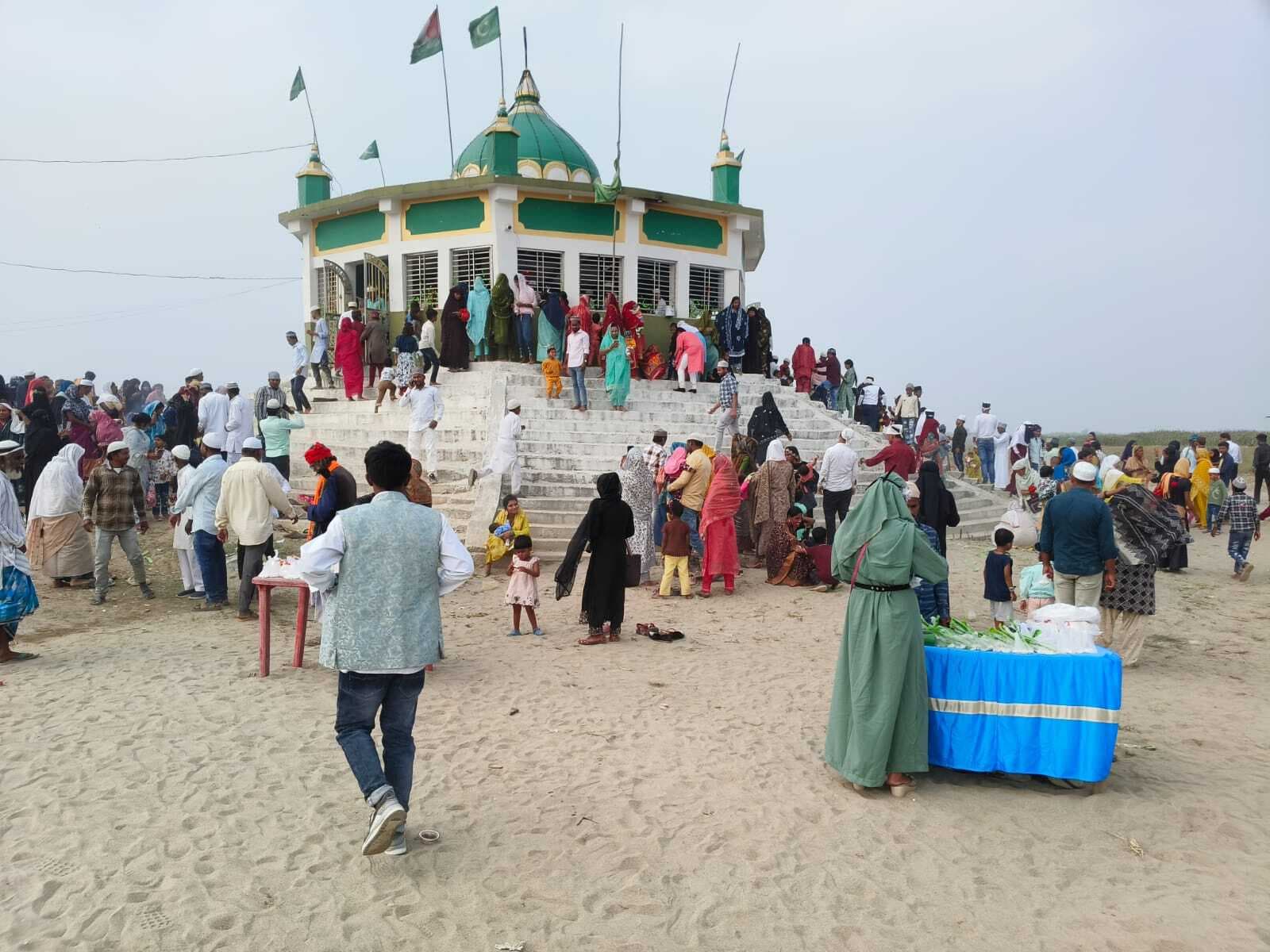 चादरपोशी के लिए उमड़ी अकीदतमंदों की भारी भीड़