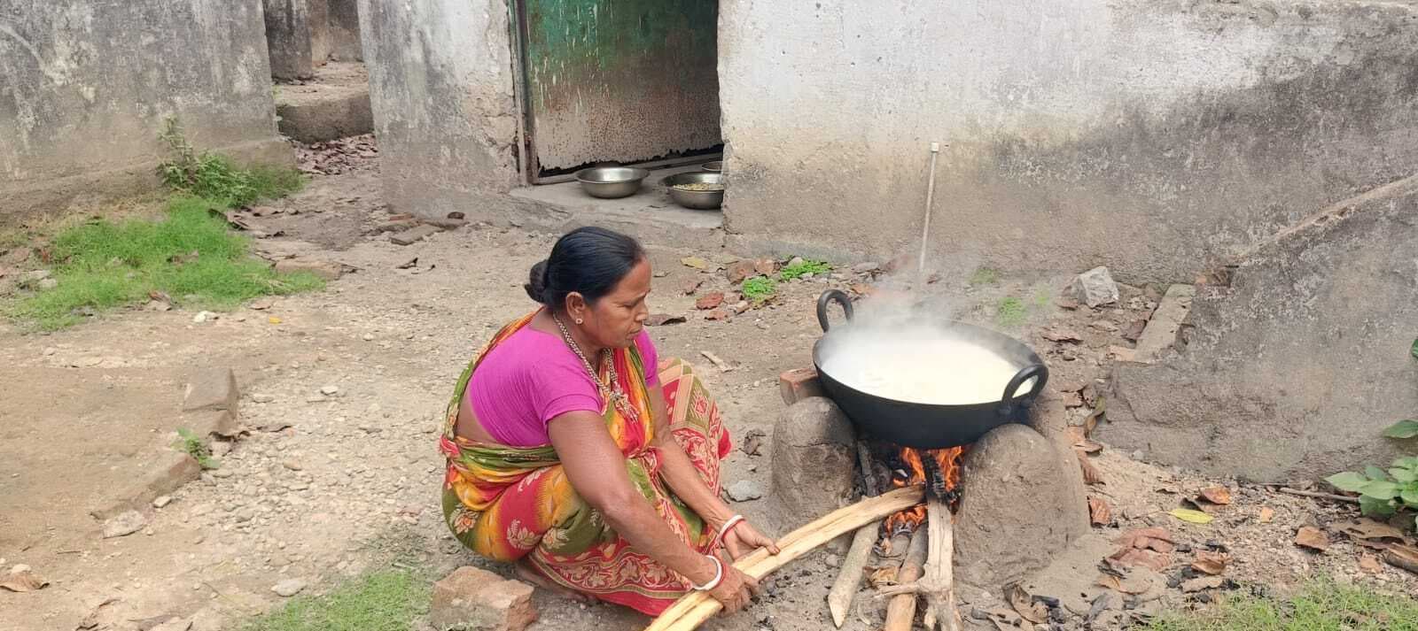 स्कूलों में रसोई गैस की किल्लत, लकड़ी के चूल्हे पर बन रहा बच्चों का निवाला
