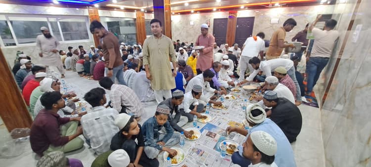 रोजेदारों के लिए इफ्तार पार्टी का आयोजन