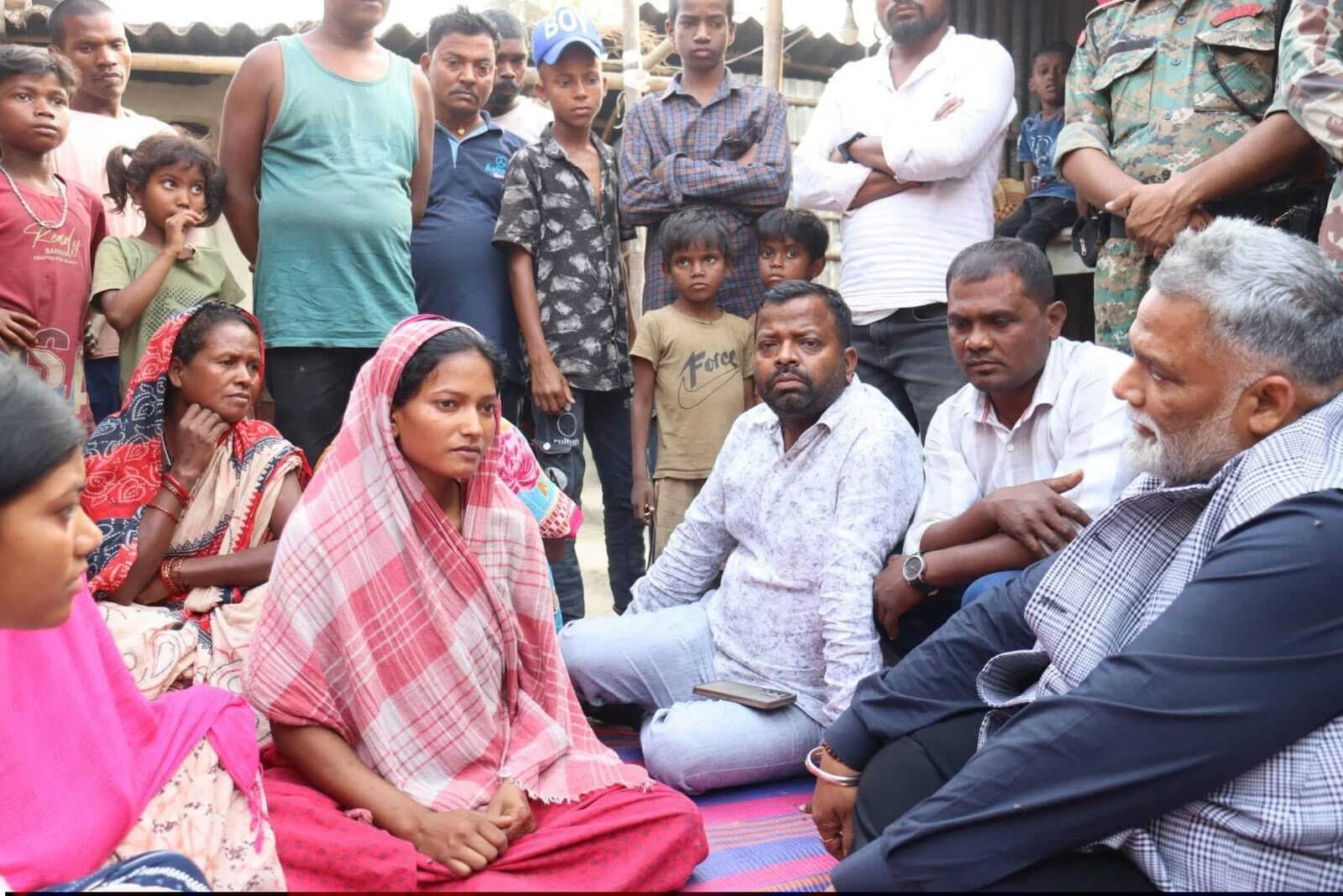 सड़क हादसे में युवक की मौत पर पीड़ित परिवार से मिले सांसद पप्पू यादव