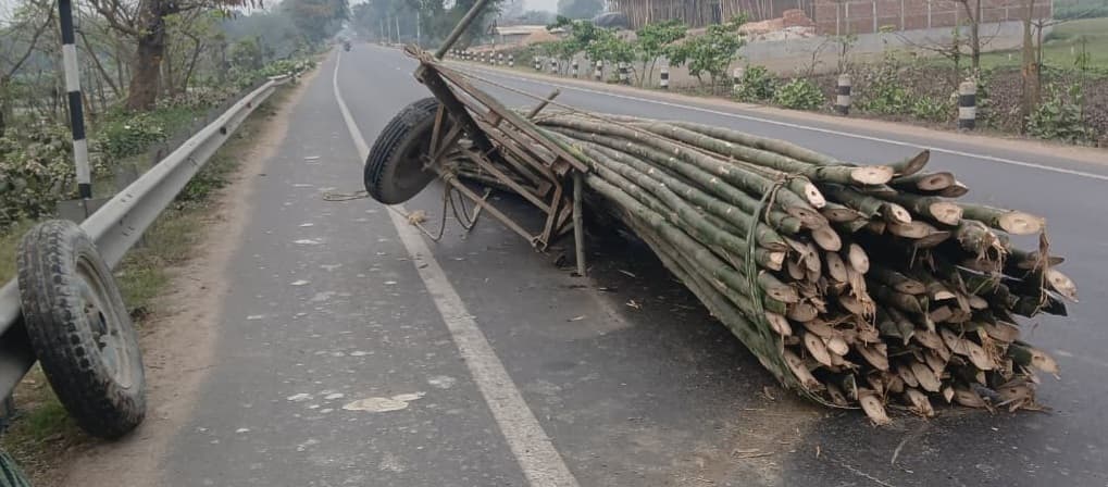 जुगाड़ गाड़ी का हाइवे पर खुला टायर, बड़ी दुर्घटना टली