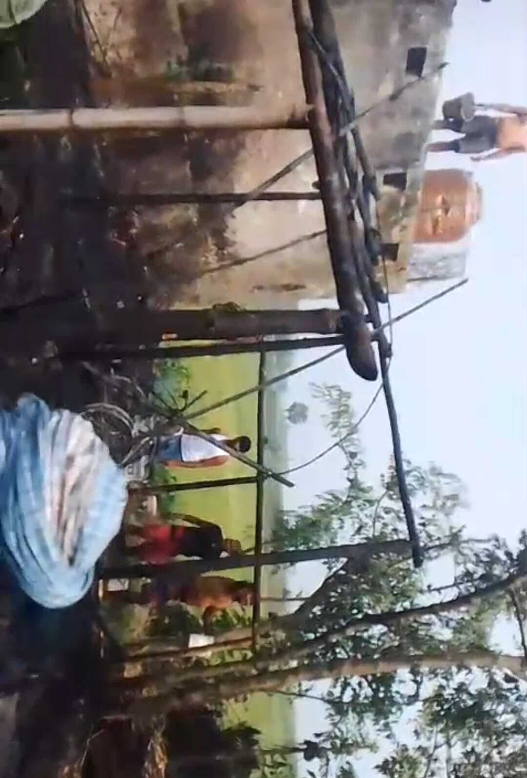 चूल्हे की चिंगारी से लगी आग, दो फूस के घर जलकर राख