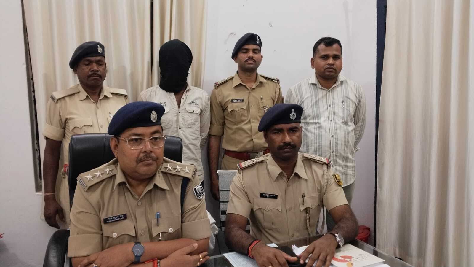 कार सवार से लूट का खुलासा, लूटा मोबाइल, नकद व हथियार बरामद