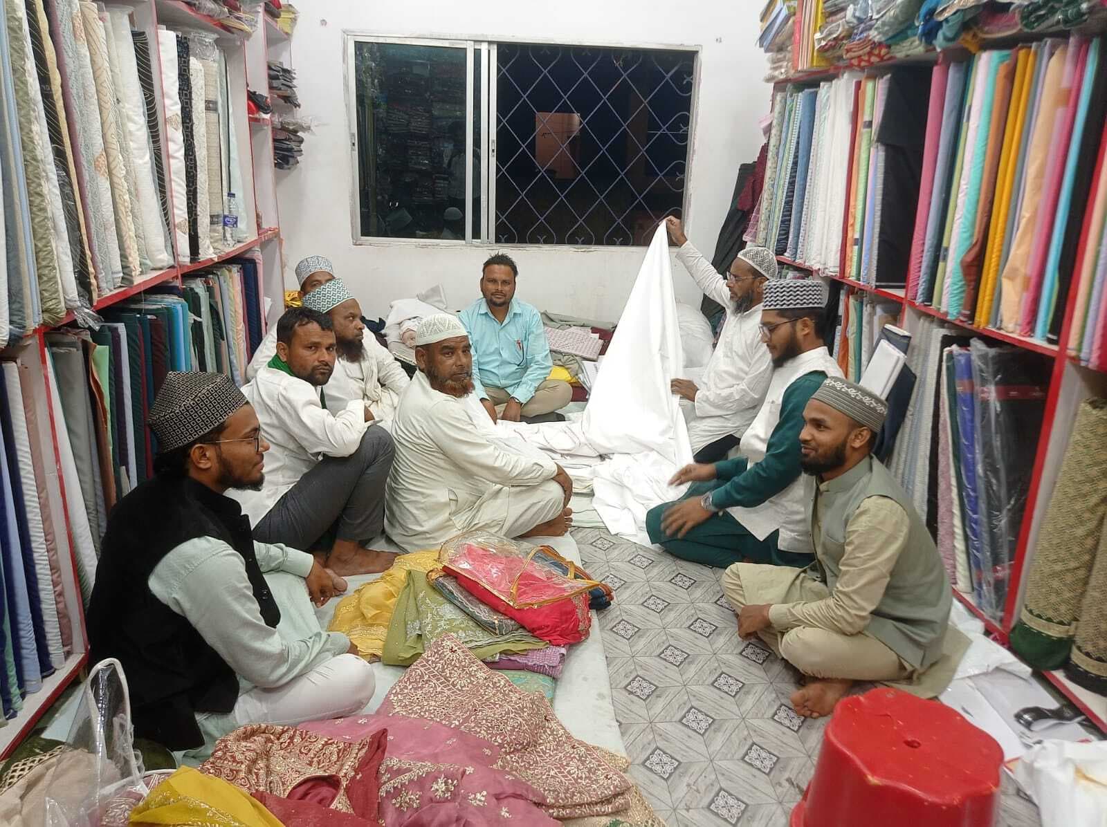 युवाओं को पसंद आ रहा बूट कट पैंट व अरमानी का कुर्ता पायजामा