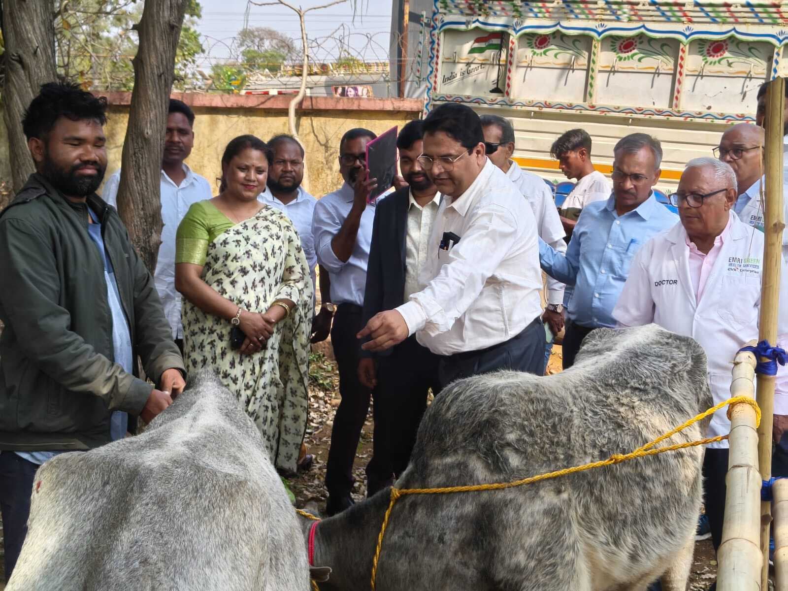 पशु मेला सह प्रदर्शनी में प्रगतिशील पशुपालकों को किया गया सम्मानित