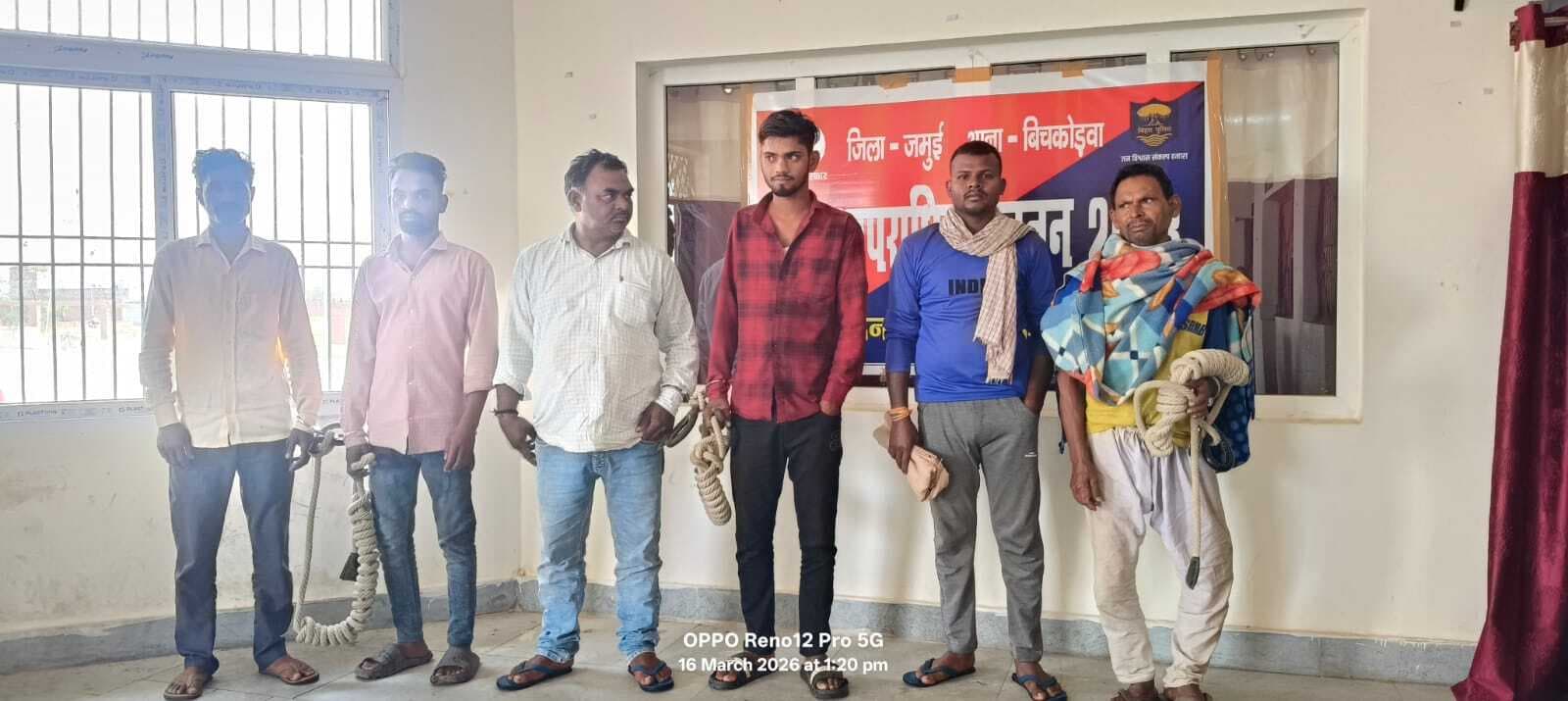 हंगामा कर रहे चार युवक समेत एक वारंटी गिरफ्तार