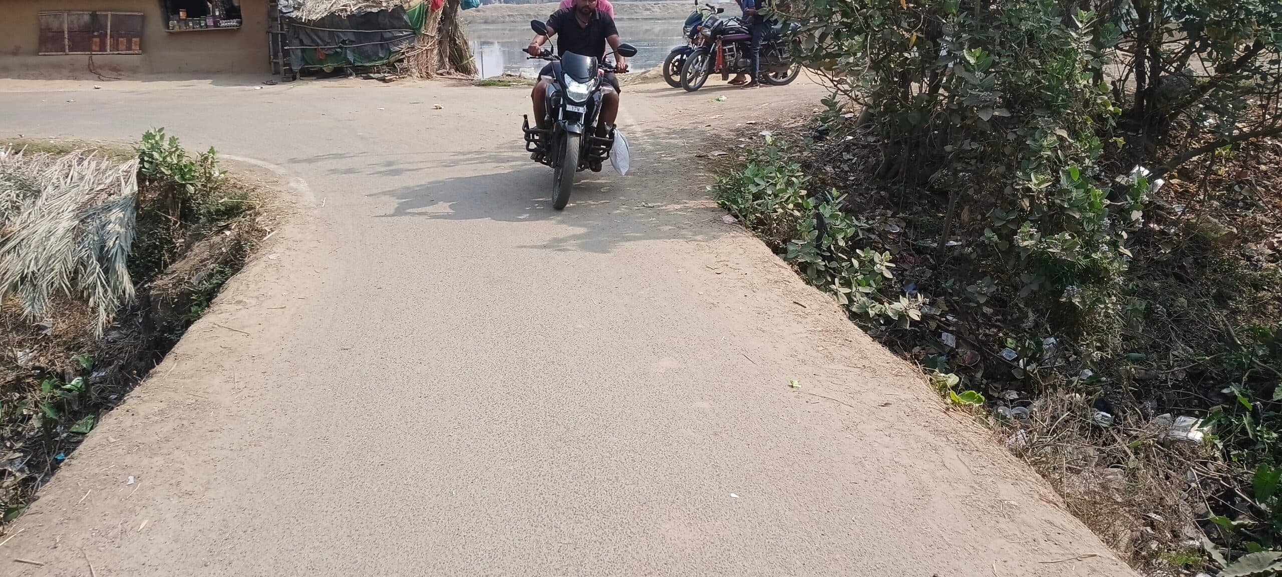 पुलिया का टूटा हुआ गाइड वॉल दे रहा खतरे को आमंत्रण